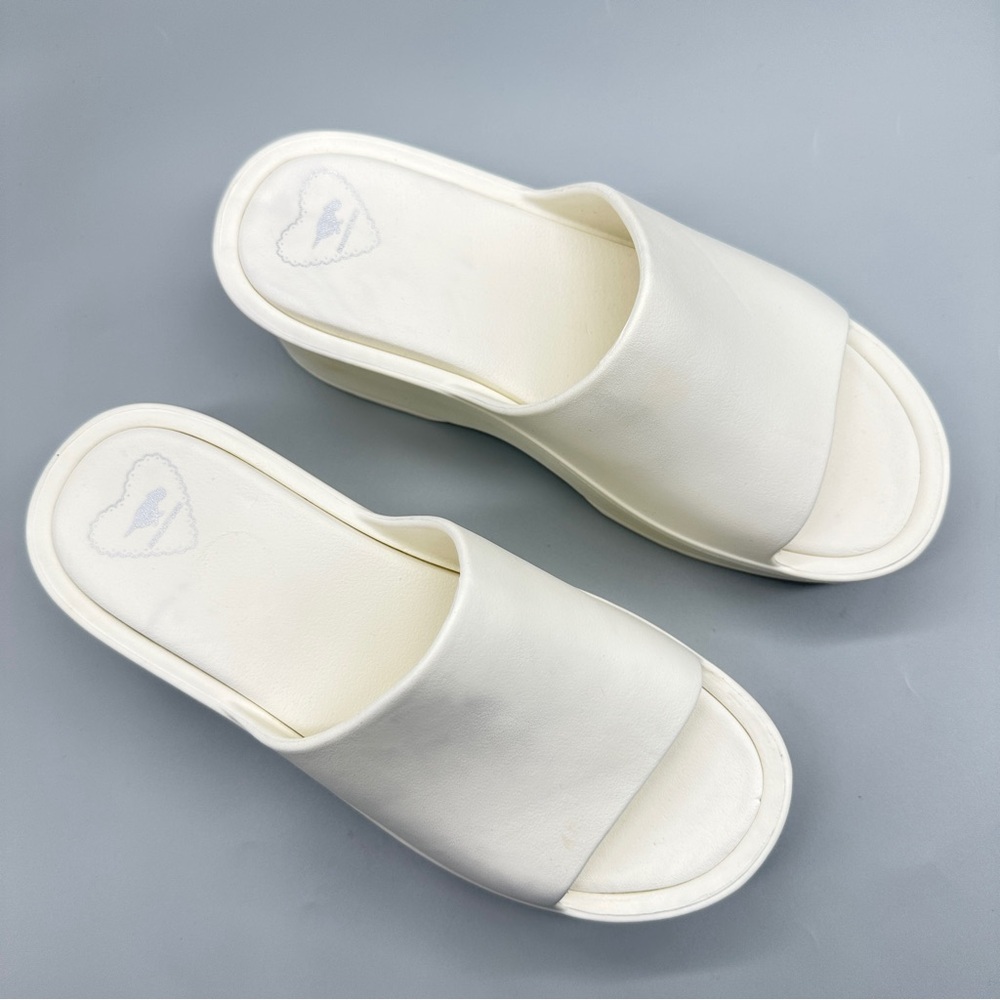 👉 Chic White Slide Sandals - Picture 2 of 6